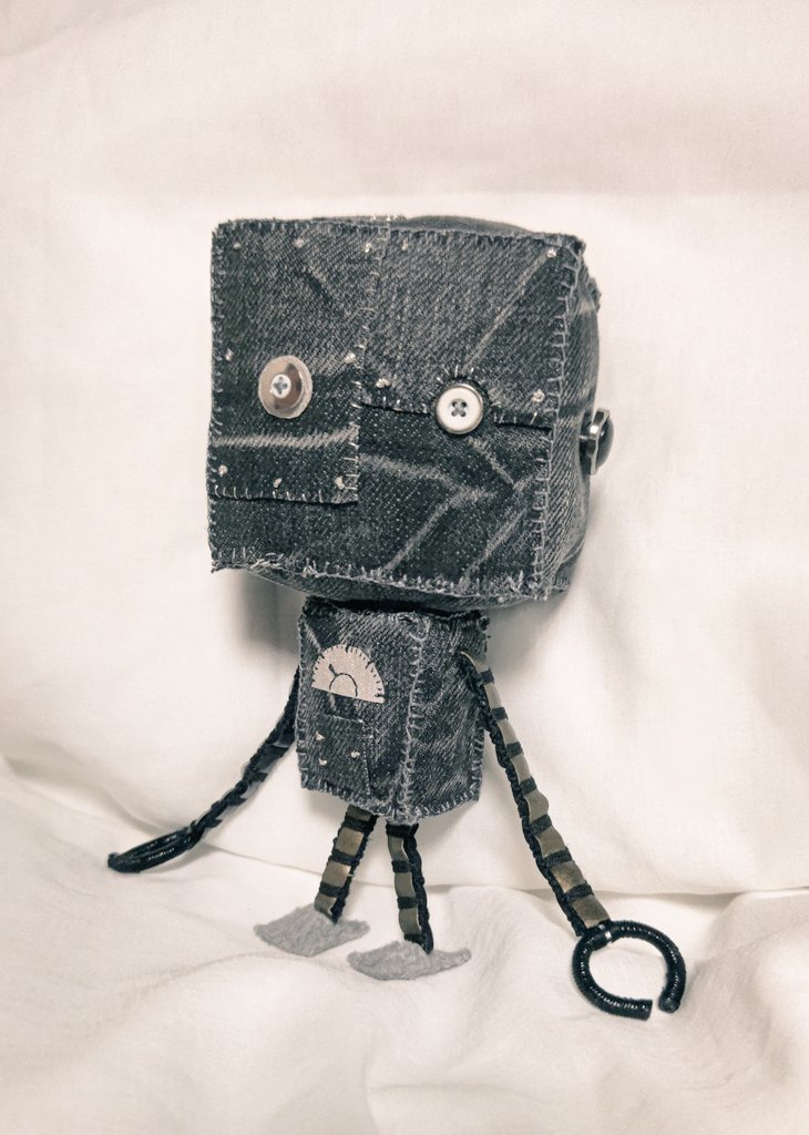 『やわらかなおともだち展・６』
参加作家のご紹介

🥀フクオカ ミカ+こまつたかし

絵画から飛び出したロボットくん
ぬいぐるみ/フクオカ ミカ
絵画(鉛筆)/こまつたかし
※おうちが決まりました

本日最終日17時まで
是非お立寄りください♪
#やわらかなおともだち展 #西荻窪