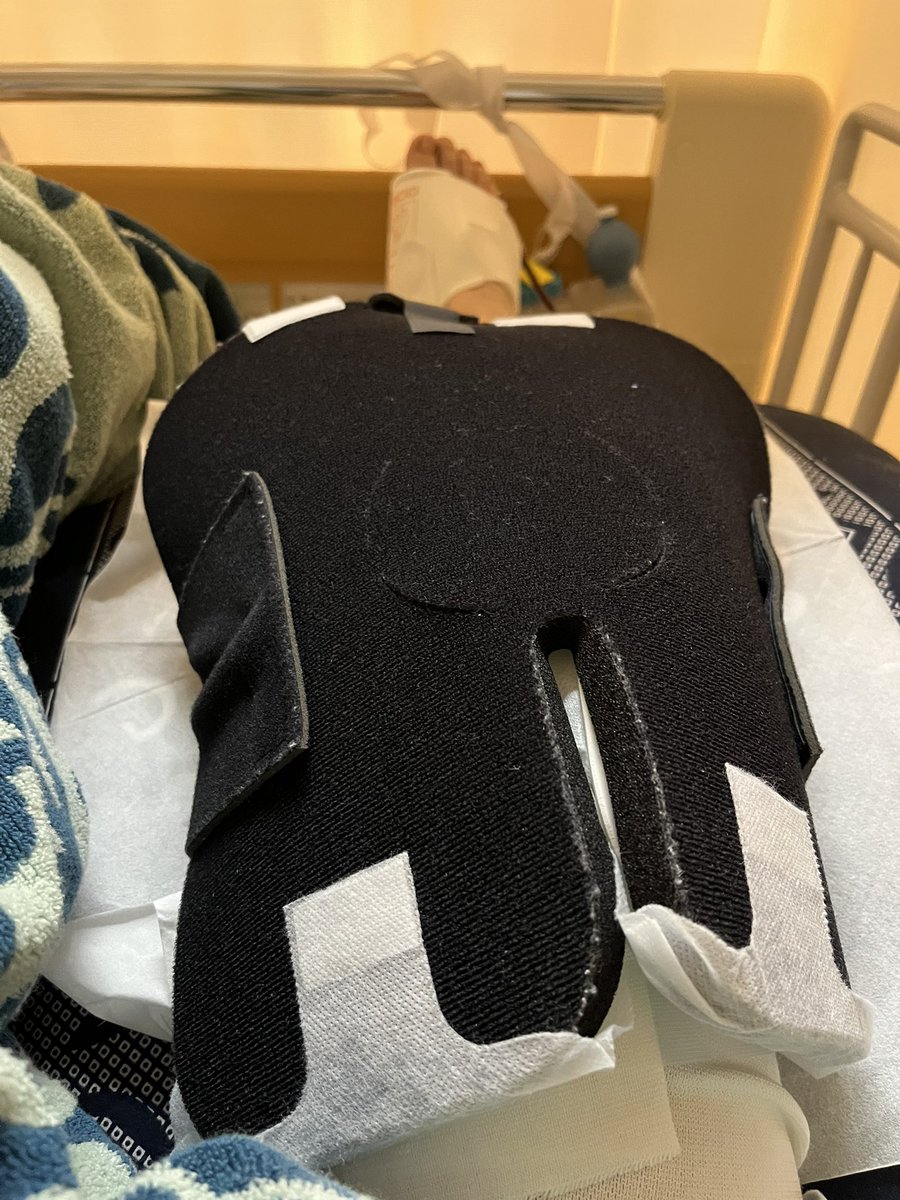 gopopolin's tweet photo. 無事に骨切り手術も終わり、ごっつい冷却装置から氷嚢でのアイシングに代わったので、ベッドの上で横も向けるようになりました！明日から本格的にリハビリ開始かな。
交換枠はなんぼでもありますので、通りすがりにでもお願いします！ https://t.co/iFXEZ7G7kS