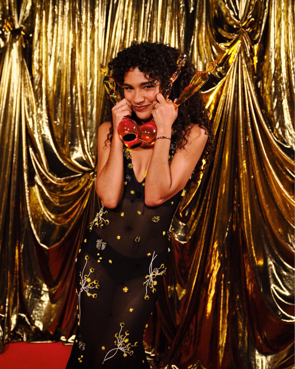 Olivia Dean Source tweet media