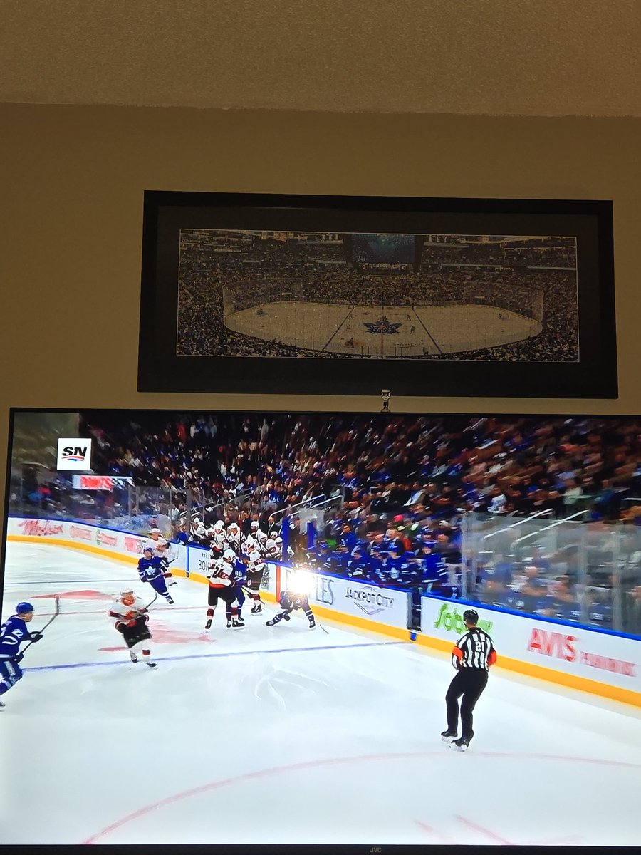 MikeKaus1's tweet photo. @johnnymc_11 @TheFordFANatic @FordCanada @douggilmour @TaylorKaus @LeafsPR @_Hockey_Night_ All framed up .One of the hardest 1000 PC puzzels I've done .#goleafsgo https://t.co/lvJYpgYLfX