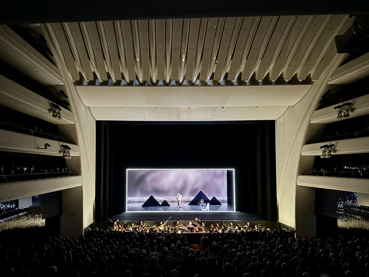 amoral07's tweet photo. El Palau @LesArtsValencia estrenó anoche una excelente producción de ‘Gulio Cesare in Eggito’ de #Haendel con una exquisita puesta en escena de #VincentBoussard, una trepidante y contrastada dirección musical de #MarcMinkowski, que sacó petróleo de la excelente orquesta del Palau, y un equilibrado reparto vocal con el fantástico contratenor norteamericano #AryehNussbaumCohen, en el papel principal; la gran #SaraMingardo, que sigue impecable, como si no pasara el tiempo por ella, y la joven soprano valenciana #MarinaMonzó, que se lució vocalmente con su primera Cleopatra. Cuatro horas de espectáculo que se pasaron en un pispás, gracias a una noche de ópera redonda, que recordaremos durante años!
Enhorabuena a #JesúsIglesias, alma mater del proyecto! 🙏