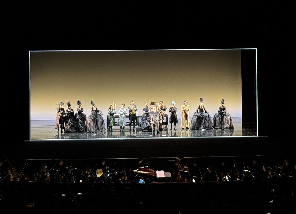 amoral07's tweet photo. El Palau @LesArtsValencia estrenó anoche una excelente producción de ‘Gulio Cesare in Eggito’ de #Haendel con una exquisita puesta en escena de #VincentBoussard, una trepidante y contrastada dirección musical de #MarcMinkowski, que sacó petróleo de la excelente orquesta del Palau, y un equilibrado reparto vocal con el fantástico contratenor norteamericano #AryehNussbaumCohen, en el papel principal; la gran #SaraMingardo, que sigue impecable, como si no pasara el tiempo por ella, y la joven soprano valenciana #MarinaMonzó, que se lució vocalmente con su primera Cleopatra. Cuatro horas de espectáculo que se pasaron en un pispás, gracias a una noche de ópera redonda, que recordaremos durante años!
Enhorabuena a #JesúsIglesias, alma mater del proyecto! 🙏