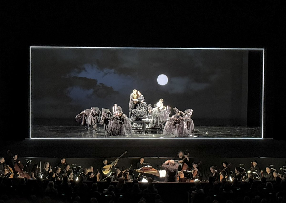 amoral07's tweet photo. El Palau @LesArtsValencia estrenó anoche una excelente producción de ‘Gulio Cesare in Eggito’ de #Haendel con una exquisita puesta en escena de #VincentBoussard, una trepidante y contrastada dirección musical de #MarcMinkowski, que sacó petróleo de la excelente orquesta del Palau, y un equilibrado reparto vocal con el fantástico contratenor norteamericano #AryehNussbaumCohen, en el papel principal; la gran #SaraMingardo, que sigue impecable, como si no pasara el tiempo por ella, y la joven soprano valenciana #MarinaMonzó, que se lució vocalmente con su primera Cleopatra. Cuatro horas de espectáculo que se pasaron en un pispás, gracias a una noche de ópera redonda, que recordaremos durante años!
Enhorabuena a #JesúsIglesias, alma mater del proyecto! 🙏