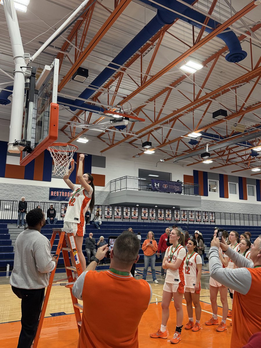 KoeselNate's tweet photo. OHSAA Division II Girls Basketball Northeast 8 District Finals @ Berea-Midpark

FINAL 

North Ridgeville 52
North Canton Hoover 55

Congratulations to the Hoover Lady Vikings for winning the OHSAA Division II Northeast 8 District Finals !!

Best of luck in the Regionals !!

@HooverGirlsBB 
@ZoeKMccort 
Aubrey Fisher
Jules Kreareas
Olivia Yocum
Stella Somers

#OHSAA
#districtfinals
#OhioGirlsHoops