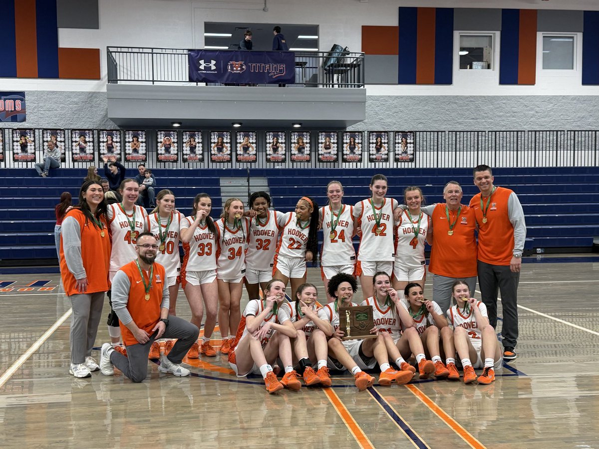 KoeselNate's tweet photo. OHSAA Division II Girls Basketball Northeast 8 District Finals @ Berea-Midpark

FINAL 

North Ridgeville 52
North Canton Hoover 55

Congratulations to the Hoover Lady Vikings for winning the OHSAA Division II Northeast 8 District Finals !!

Best of luck in the Regionals !!

@HooverGirlsBB 
@ZoeKMccort 
Aubrey Fisher
Jules Kreareas
Olivia Yocum
Stella Somers

#OHSAA
#districtfinals
#OhioGirlsHoops