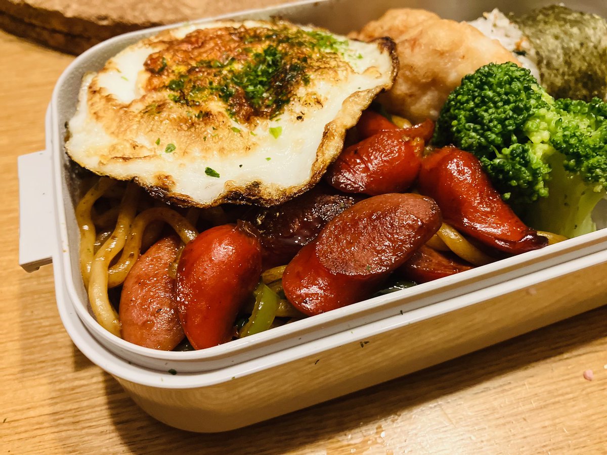 emi44379312's tweet photo. 家族へのお弁当。
焼きそば弁当。
目玉焼きはしっかりと両面焼きで。 https://t.co/NB6kDKaGsJ