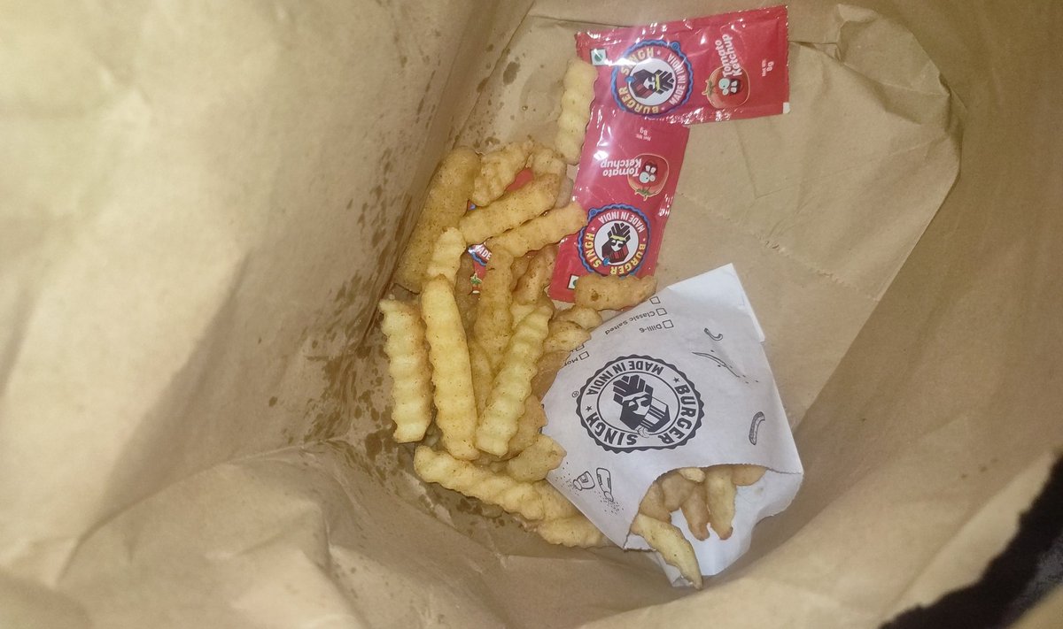 leomeeeeessii's tweet photo. @zomatocare is this the way you guys think we eat? We pay the whole money and you guys treat us like monkeys. What the hell is this https://t.co/JfWqENX6TR