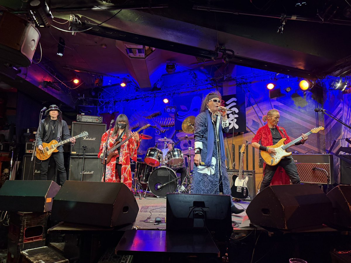 昨日 2月28日 夜は、原宿 クロコダイル 🐊 へ
『三文役者』のライブを観に行きました。

友人 Guitar 青ちゃん（青木丈征）を観に行ったのですが、
75歳の誕生日を迎えた、Vocal 花之木 哲さんの歌声に驚愕‼️✨ 5人の平均年齢 65歳ちょいという、バンドの皆さんに 良い刺激を受けました。