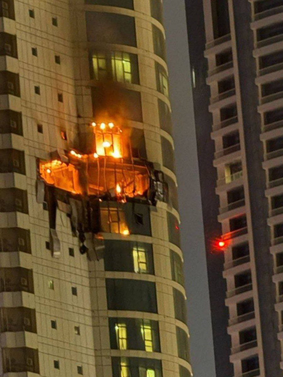 MAliShah_13's tweet image. Irani drones hit Bahrain building.
#Iran #Israel #BahrainBase #Qatar #DubaiAirports