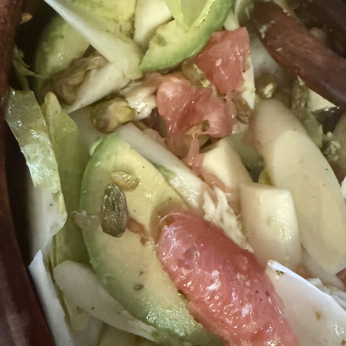 Esta ensalada está buenísima de 10, me la apunto para la próxima, endivia, palmito, aguacate, suprema de toronja, pistachos aliñada con aderezo de miel.
