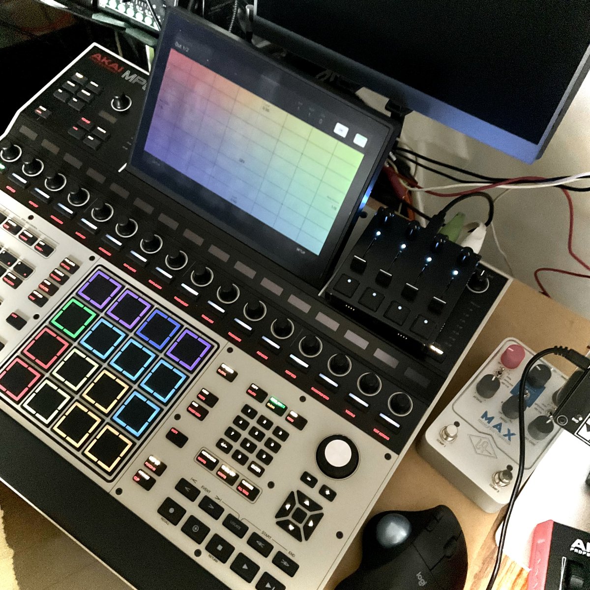pupu900's tweet photo. 使わない時に“ちょい置き”できるサイズ感がとても便利。
デスクのスペースを圧迫せず、必要な時だけサッと手元に置いてすぐ使える #IntechStudio #MPC https://t.co/dSVZOD0ib0
