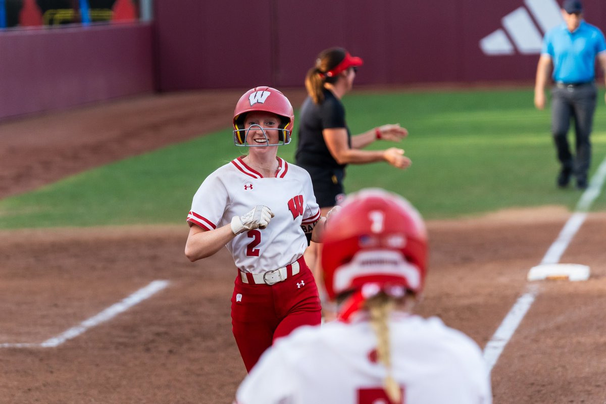 🔼 4th | It's <a href="/dani_lucey/">Dani Lucey</a>'s turn! 👀

Lucey barrels a three-run homer to cut into the deficit!

Wisconsin 7, Arizona State 13