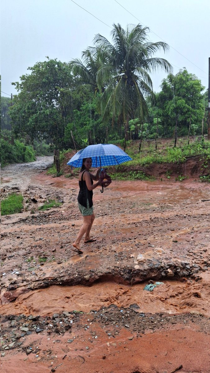 De regentijd in de tropen kent uitdagingen. Ondanks de enorme buien lukte het om alle kinderen van Força een verjaardagscadeautje te bezorgen. Dit kan dankzij aboutschool.nl en <a href="/BCBroekhin/">BC Broekhin</a> <a href="/SomlVo/">SOML</a>. Ik ben dankbaar dat ik dit werk in het binnenland van Brazilië mag doen.