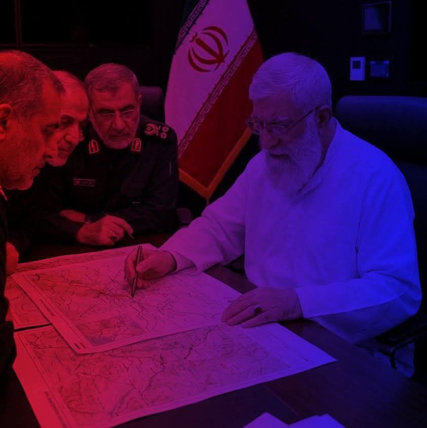 احدث صورة للسيدعلي الخامنئي حفظه الله، في داخل غرفة العمليات العســــ..كرية يديرالمعركه
#الحرب_العالمية_الثالثة

#خامنئي