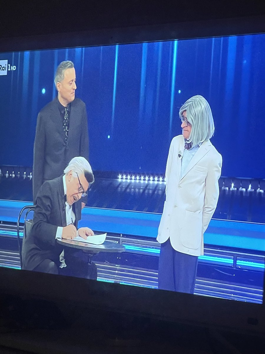 Dillylie's tweet photo. Perché Nino Frassica sta intervistando Paola Trane #Sanremo2026 https://t.co/gi4G5GFbww