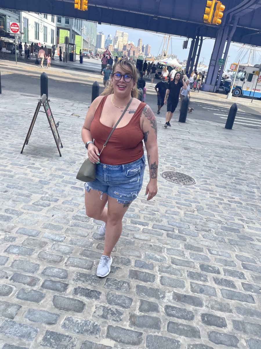 Ladypuddinbread's tweet photo. It’s crazy to see side by side honestly. Officially 60lbs lighter only 15lbs away from my goal weight 💪 https://t.co/7f8BxrreRy