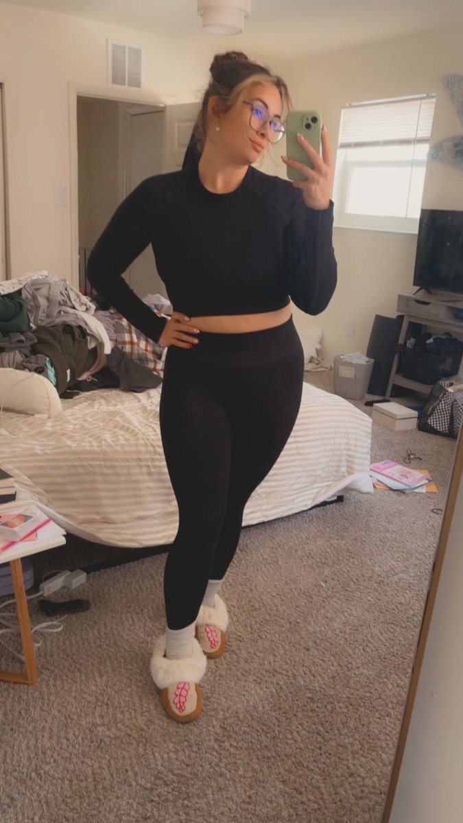 Ladypuddinbread's tweet photo. It’s crazy to see side by side honestly. Officially 60lbs lighter only 15lbs away from my goal weight 💪 https://t.co/7f8BxrreRy