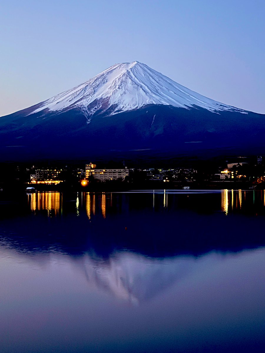早朝の逆さ富士。久しぶりに日の出前の湖畔に行って見ました。世の中の