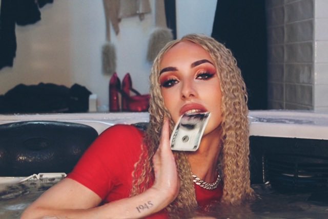 Alexandraaa__34's tweet photo. I’m bad bitch 💵 #Takemymoney #leexa https://t.co/r5r1Cb3bLj