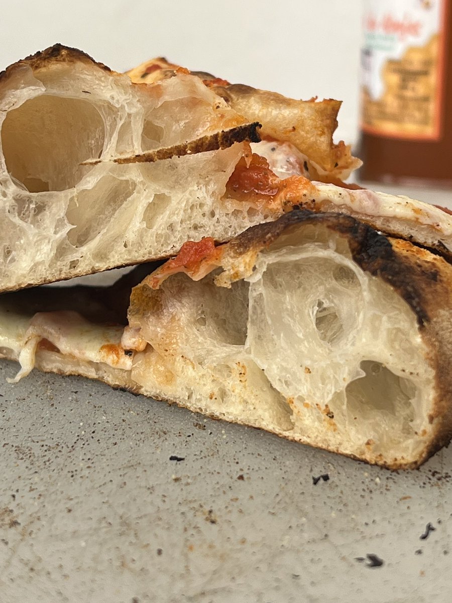 Apagado el horno cerrada cocina por hoy.
Día lento solo dos pizzitas pero nada de desánimo. 
Cada día se aprende algo nuevo y eso es lo que realmente importa.
Mañana será otro día y lloverán las ventas, amén 🙏🏻❤️