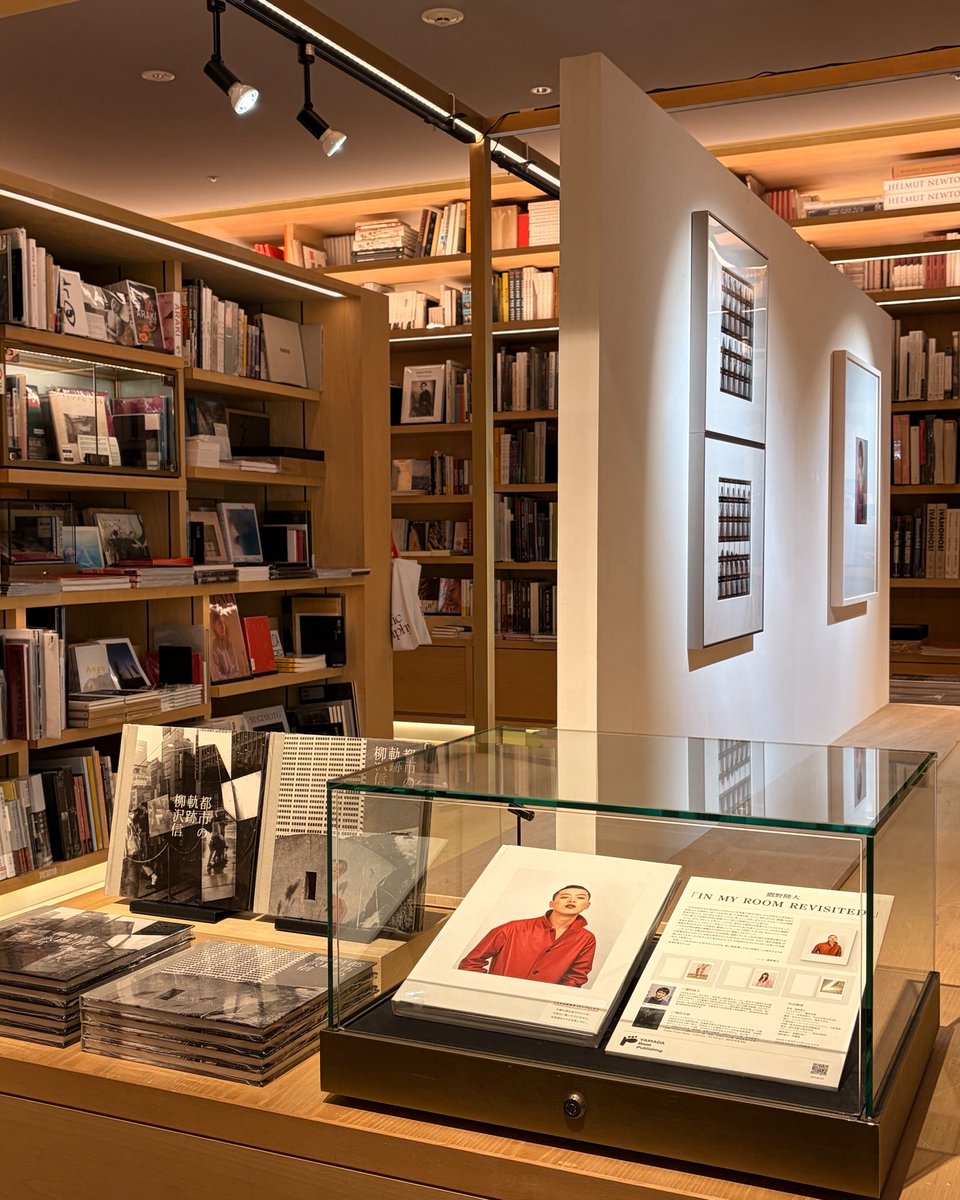 鷹野隆大『IN MY ROOM REVISITED』、店頭販売も開始いたしました。手に