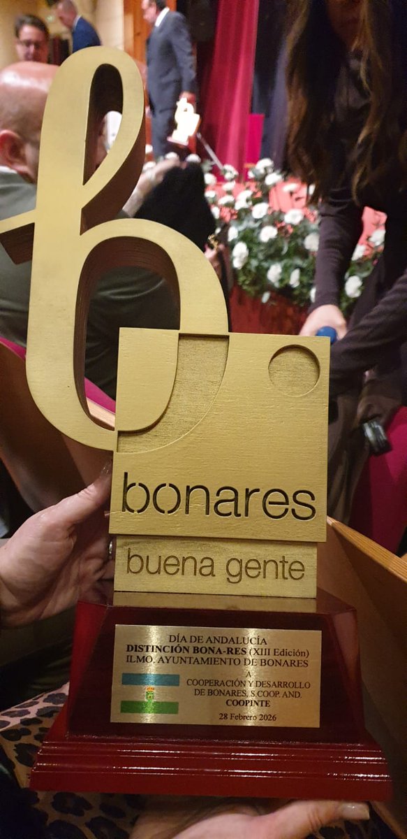 coopinte's tweet photo. 👏👏Hoy hemos recibido de la mano de nuestro Presidente y Alcalde de Bonares Juan Antonio García  el galardón del Ilmo. Ayuntamiento de Bonares  BonaRes,  muchas gracias por tan enorme distinción otorgado en el día de nuestra querida Andalucía.@JAGarciaBonares  @bonafru https://t.co/G2vJguFZZB