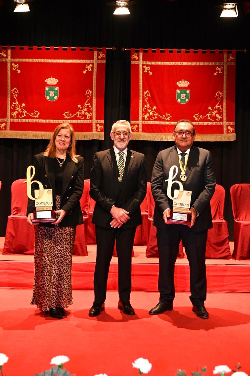 👏👏Hoy hemos recibido de la mano de nuestro Presidente y Alcalde de Bonares Juan Antonio García  el galardón del Ilmo. Ayuntamiento de Bonares  BonaRes,  muchas gracias por tan enorme distinción otorgado en el día de nuestra querida Andalucía.<a href="/JAGarciaBonares/">Juan Antonio Garcia</a>  <a href="/bonafru/">Bonafrú</a>
