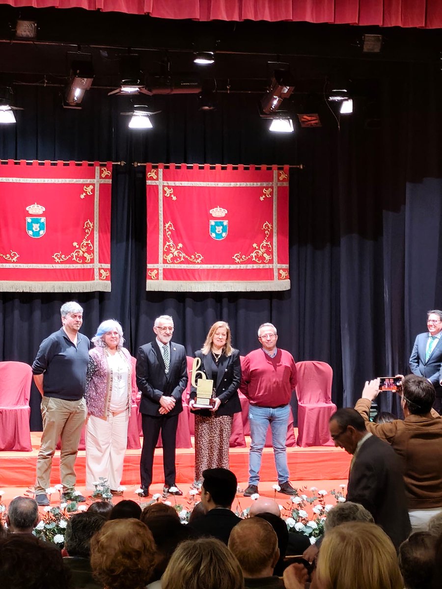 coopinte's tweet photo. 👏👏Hoy hemos recibido de la mano de nuestro Presidente y Alcalde de Bonares Juan Antonio García  el galardón del Ilmo. Ayuntamiento de Bonares  BonaRes,  muchas gracias por tan enorme distinción otorgado en el día de nuestra querida Andalucía.@JAGarciaBonares  @bonafru https://t.co/G2vJguFZZB