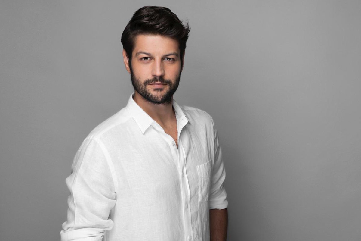 YelloAlo's tweet photo. Age-wise theyre only a yr apart,but look-wise they seem yrs a part.They casted the wrong 40yr to play a 30yr old.Erkan would have played a great overall villain imo!
#Veliaht #GOLDFilm #ShowTV #FAROCo #AkınAkınözü #SerraArıtürk #YahDer #TimHan #KudZir #Zafer #Reyhan #Timur #Zaro https://t.co/WXladdlKc5