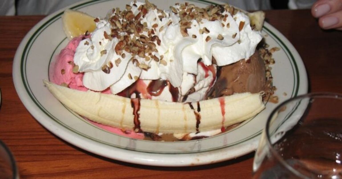 YummyEasy's tweet image. Last bite fought over. Bowls licked clean. Memories made sticky.
#SundaeAfterglow #MakeAnother #food
soyummysoeasy.com/banana-split/