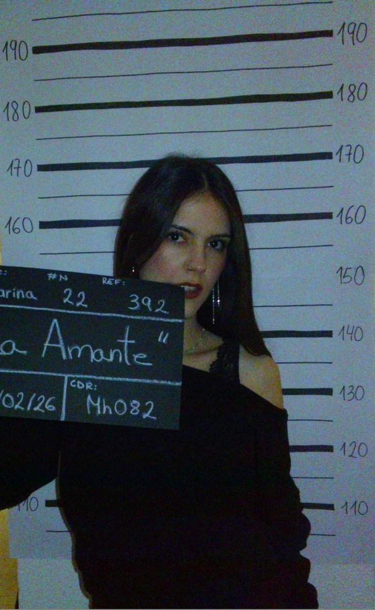 mariinarb_'s tweet photo. mira mi cara en portada de vogue https://t.co/mJHzNgxF6m