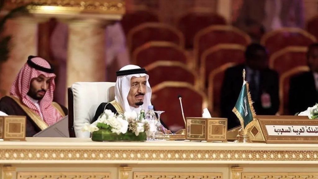 AF_KSA's tweet photo. أنا بـظل الله ثم بـظلٍ مريف
ظل الملك سلمان جـزل الوفـاده
وفي ظل إبـن سلمان غيث الملاهيف
سـيد وجـدَّانه على الناس سـاده 💚 https://t.co/BzQ0vDJuht