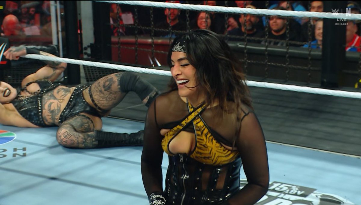 ProWFinesse's tweet image. Raquel Rodriguez destroyed Kiana James.

She pinned Kiana &amp;amp; Asuka at the same time after that.

DAMN.