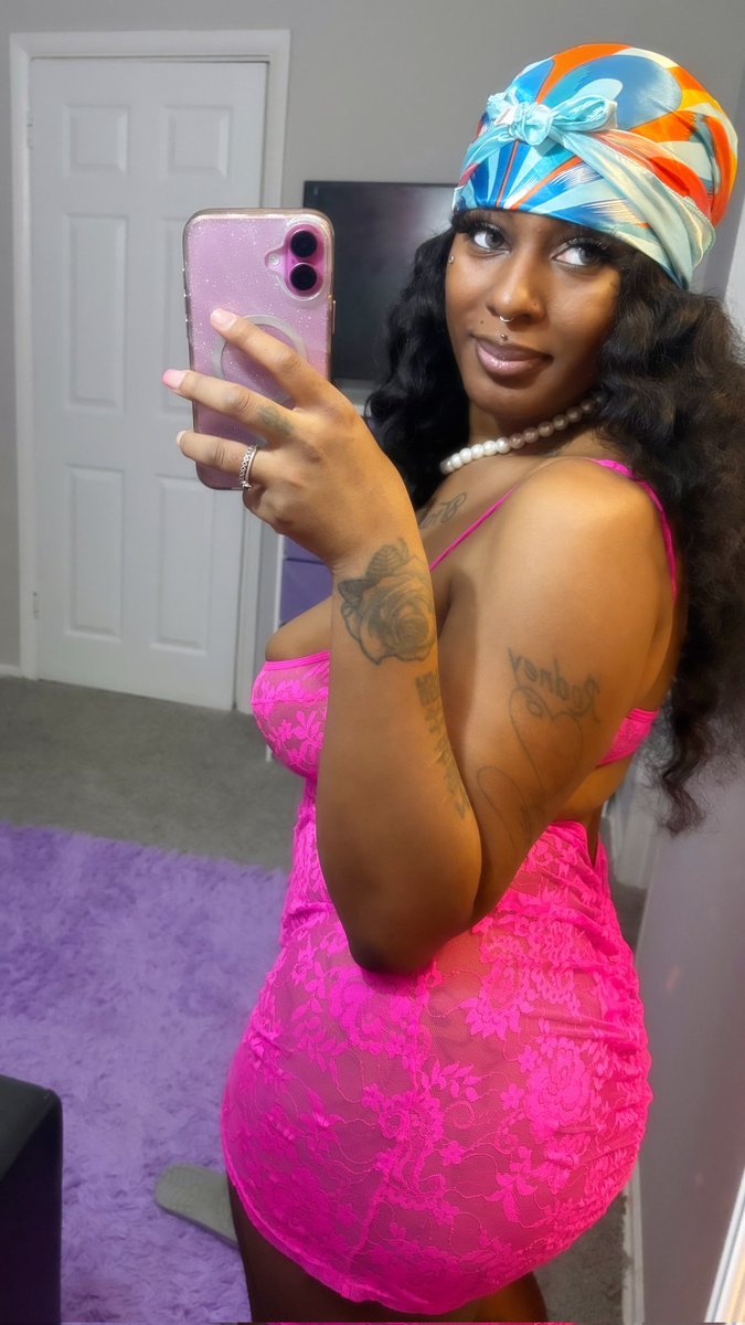 starfirethicks's tweet photo. Come sign my tits 😘😘 https://t.co/qMWJmepRnV