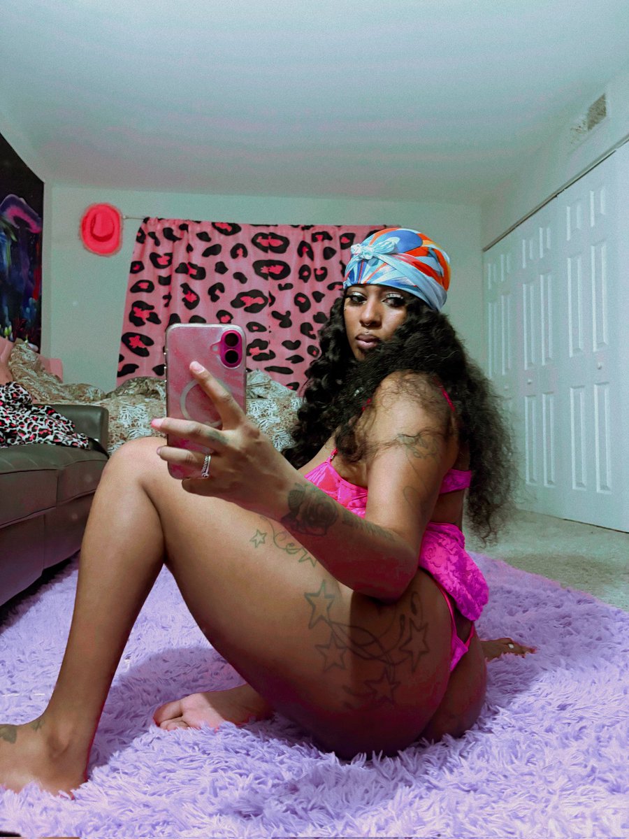 starfirethicks's tweet photo. Come sign my tits 😘😘 https://t.co/qMWJmepRnV