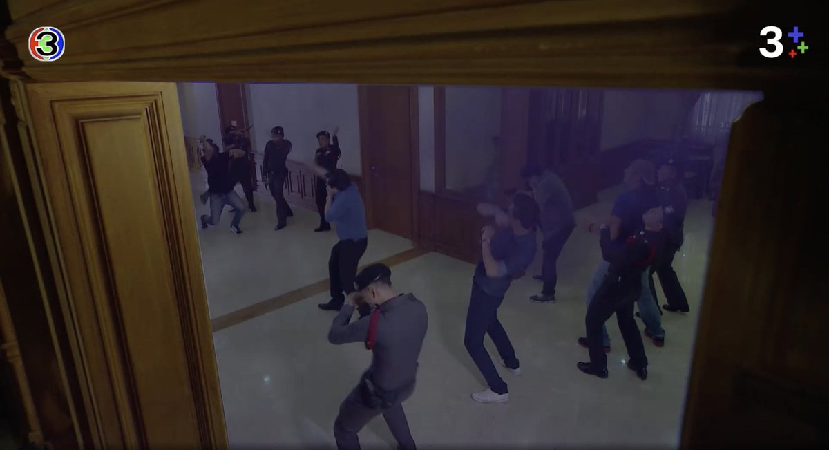 BADJ11985961's tweet photo. 泰国特警才刚举枪锁定目标还来不及开火,异能者瞬间释放毒气,特警们一个接一个倒下.....(中)
อาคม Arkom Episode 14
#制服 #特警 #枪战 #uniform #战损 #摸哨 #警匪 #shoot #泰国特警 #贝雷帽 #อาคม #Arkom #SWAT #ดูทีวีกด33ดูออนไลน์ที่3Plus https://t.co/JdCuUOWmVg