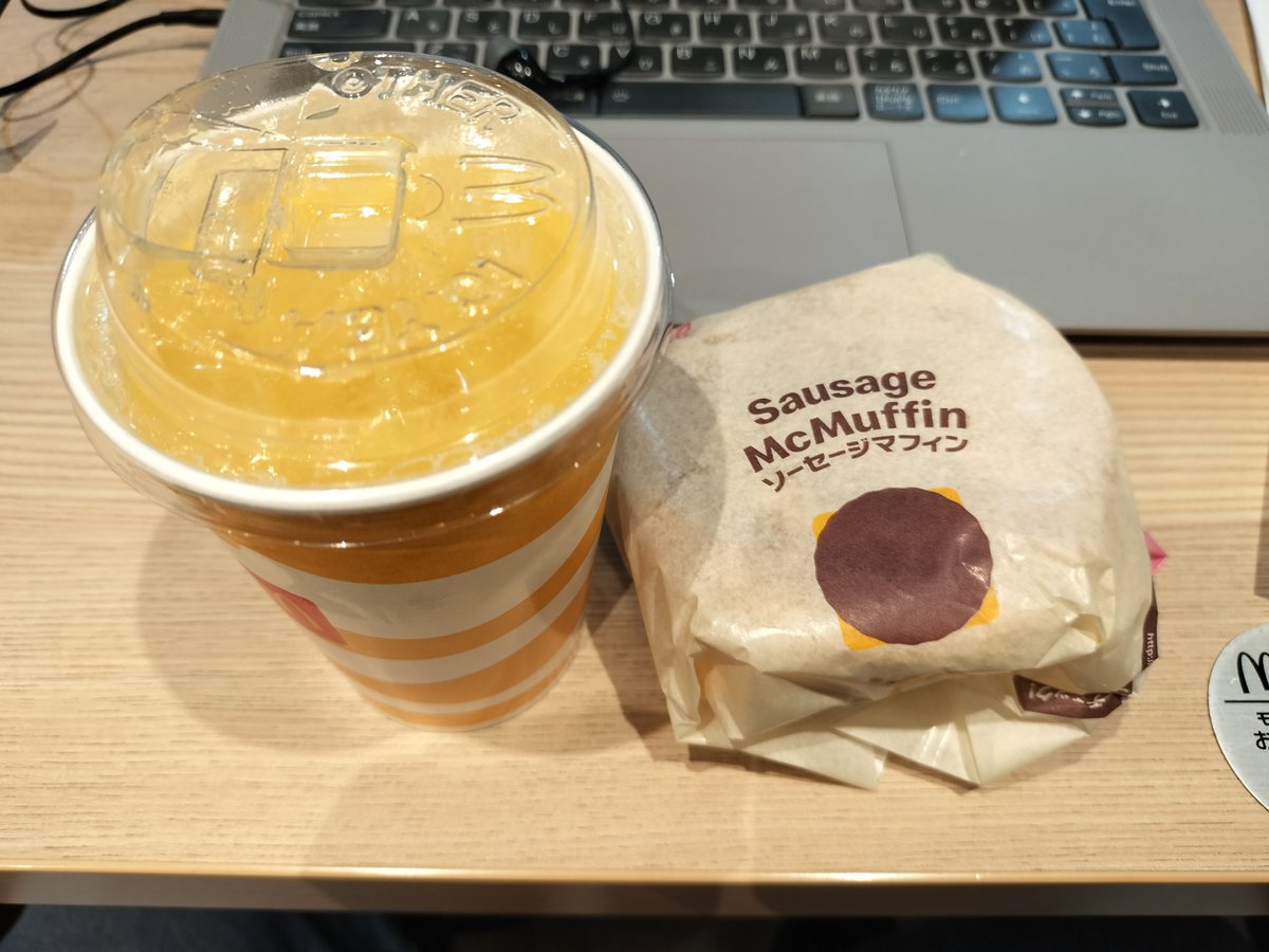 bokkey123's tweet photo. マクドナルドってプライシングどう��ってんの？朝マックで、オレンジジュースのS単品だと290円で、ソーセージマフィンとセットでオレンジジュースS買うと合わせて280円。これおかしいって。笑。#マクドナルド #ミニッツメイド https://t.co/EvhZPGJ5je