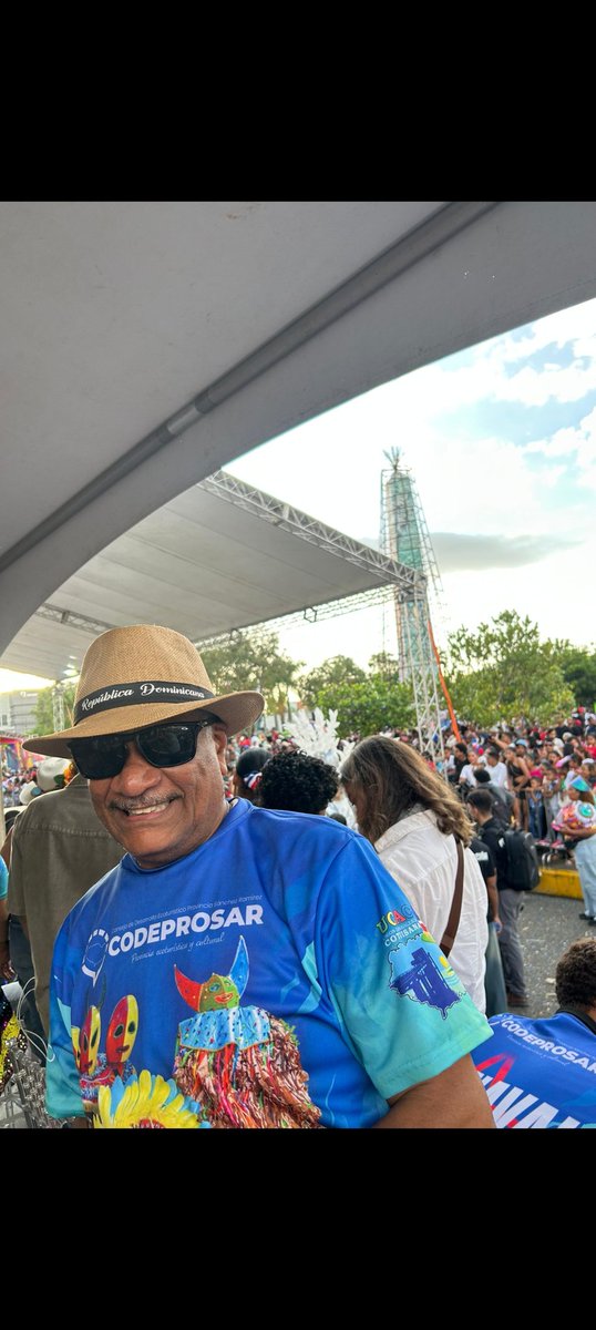 Carnaval de Cotuí "Donde Canta la Guinea"Juan Sánchez Ramírez/Rep.Dominicana.
El único carnaval que cierra el 27 de Febrero cada año .
Única ciudad que en su parque central tiene un obelisco.Es el carnaval más autóctono del pais
La  Voz del Turismo Carnaval e Historia