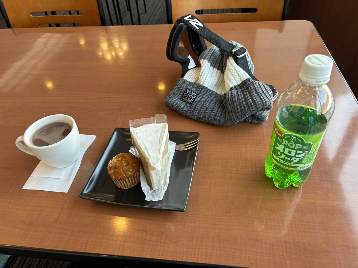 paman8jp's tweet photo. 菅平高原スキー場。三本滑って、疲れ果てて、早速休憩。完全リモートの弊害でまじで体動かん。
ケーキセットにマフィンがプラスで着いてて、嬉しい気分！ https://t.co/4umvF36I0e