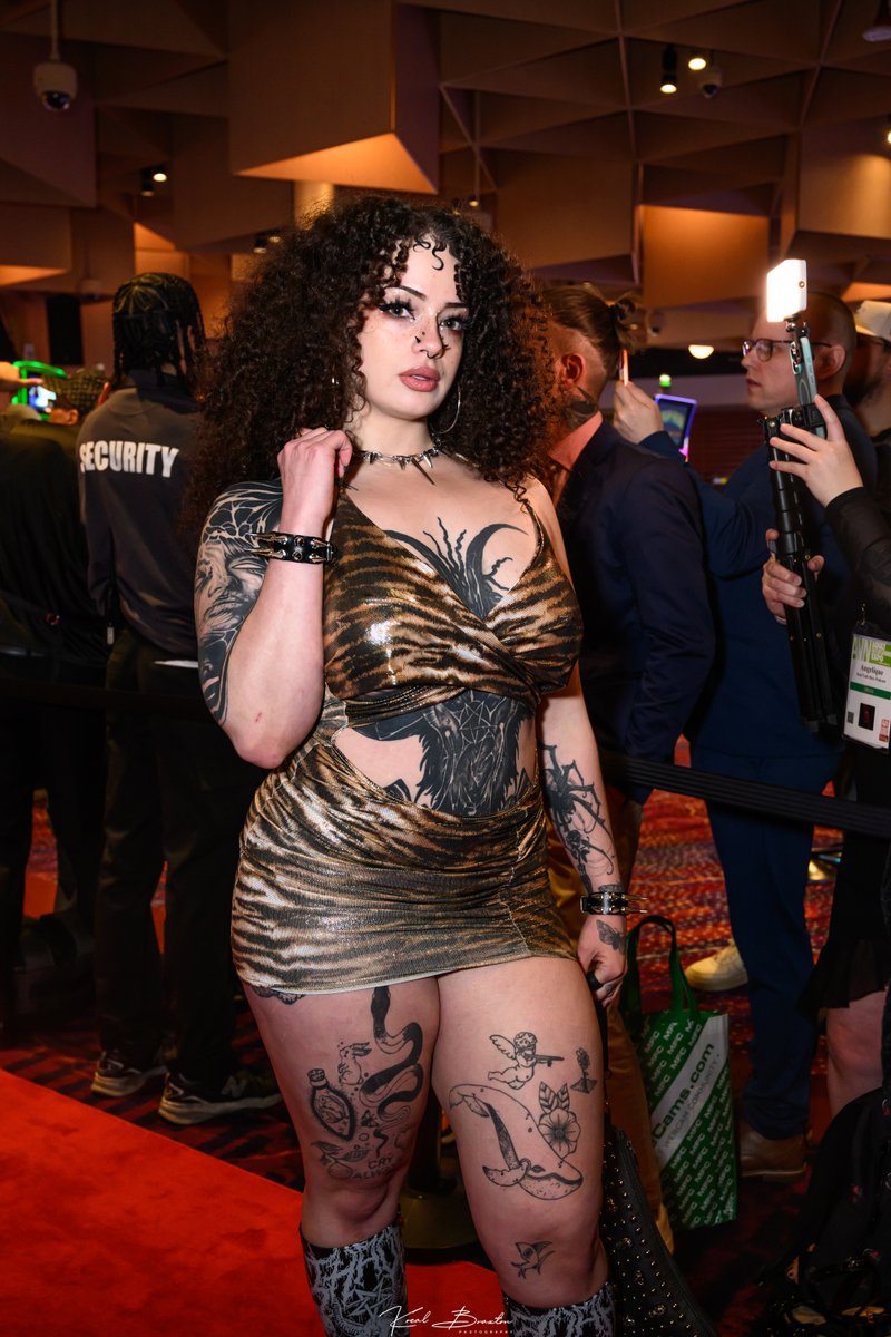 BraxtonPhoto's tweet image. “If you’re here, it’s not by accident. Something about me pulls you in… and I don’t plan on letting you go.”

#AVN 2026
@Baphi_Babi 😈
📸 @BraxtonPhoto 

Images from the expo in the AVN folder:  
👉🏾 braxtonphotog.com 

#koealbraxtonphotography #photographer #BaphiBabi