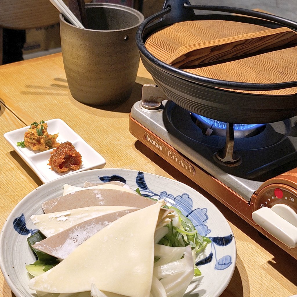 cor_MoE's tweet photo. 先日の南部。
しとぎロスを起こし #8base に突撃。
なんばん味噌(細切れにしたお野菜も漬け込んだ味噌)と、柔らかい南部せんべい『てんぽ』が美味しいので、レストランでぜひ食べていただきたい。せんべいは汁だけじゃないのよよよ。
#日比谷 #八戸 #8base https://t.co/0bNwDFkNMv
