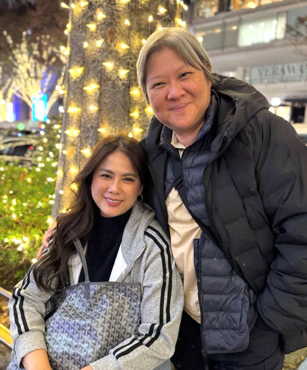 คือก็รู้มาหลายปีแล้วว่าน่าจะเป็นแฟนกัน ทั้งๆที่พี่ติ๊กเขาก็ไม่ได้เปิดตัว แต่ก็ไม่ได้ปิด ไปได้ไปด้วยกันตลอด ลงรูปด้วยตลอด ที่อึ้งคือไม่คิดว่าจะนานขนาดนี้ 25ปี ไอ่บ้าเอ้ยยย โรแมนติกมาก เป็นข้อพิสูจน์แล้วว่าความรักก็คือความรัก เป็นเกไม่ได้เป็นหวัด ยาวนานมากจริงๆ 🤍🩷