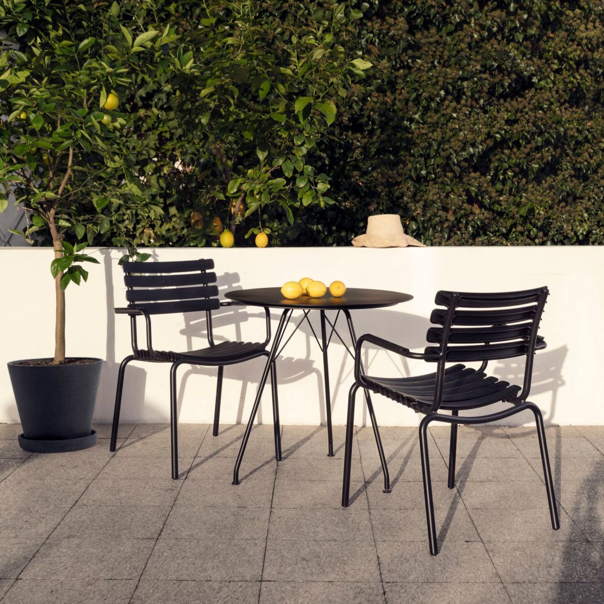 fronterafurn's tweet photo. ☕️-ah, relaxxxx -☕️ Recreate the classic European bistro setting in your home or cafe.  No need for cushions with our far more comfortable and cooler weatherproof Ecolabel®️ recycled slats.  Commercial grade like all everything sell, chosen by 5 star resorts and professional designers. 
👉https://t.co/rN3mRJdW3g
#bistro #outdoordining #patio #luxurylifestyles #luxuryhomes #cafe #ecofriendly  #FlaneurLikeAPro