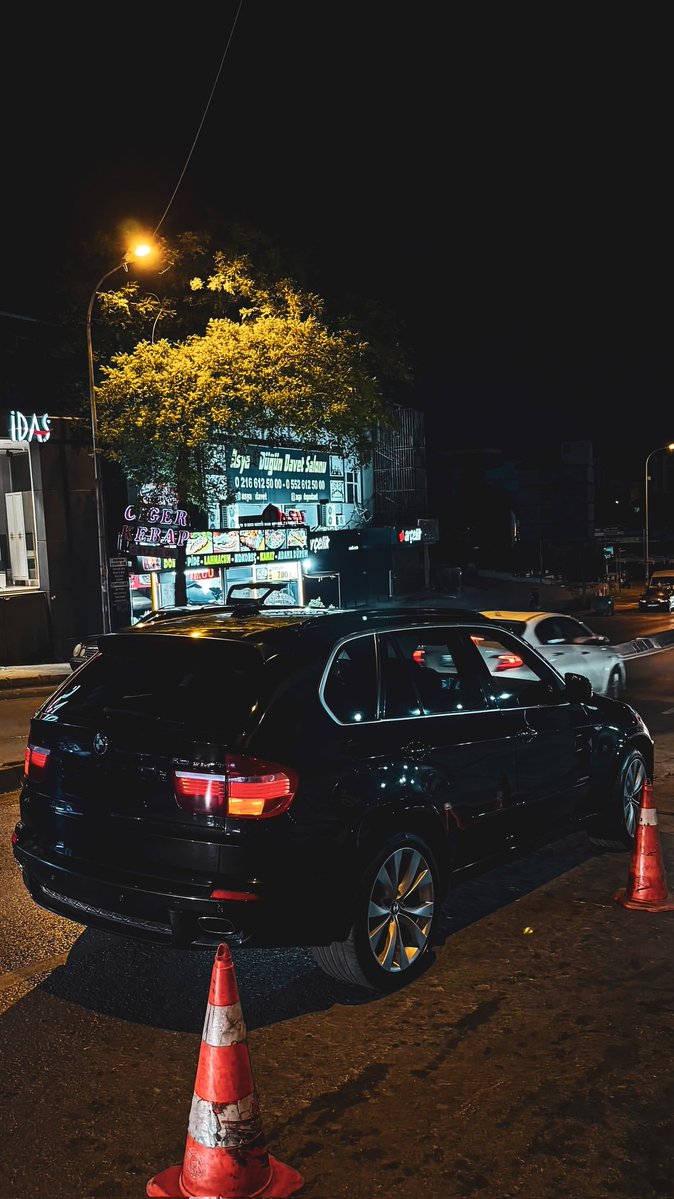 Bir deli yürek acısındayım
Bak yine kara odalardayım
Bir gece gibi yakınındayım
En büyük aşkım sensin