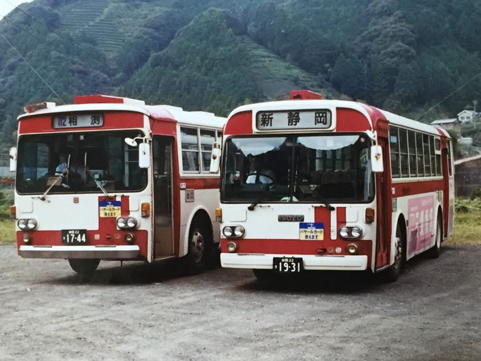 Naochin_0208's tweet photo. 約30年振りくらいにしずてつジャストライン安倍線相渕行きに乗車しました🚌💨
赤バスでカラーリングは同じでも時代を感じます💦
約30年前に乗車したのは3枚目左のBU20です。 https://t.co/FGMhf3bjfC