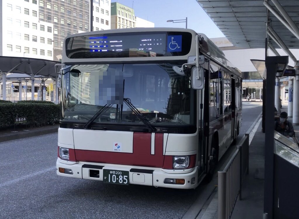 Naochin_0208's tweet photo. 約30年振りくらいにしずてつジャストライン安倍線相渕行きに乗車しました🚌💨
赤バスでカラーリングは同じでも時代を感じます💦
約30年前に乗車したのは3枚目左のBU20です。 https://t.co/FGMhf3bjfC