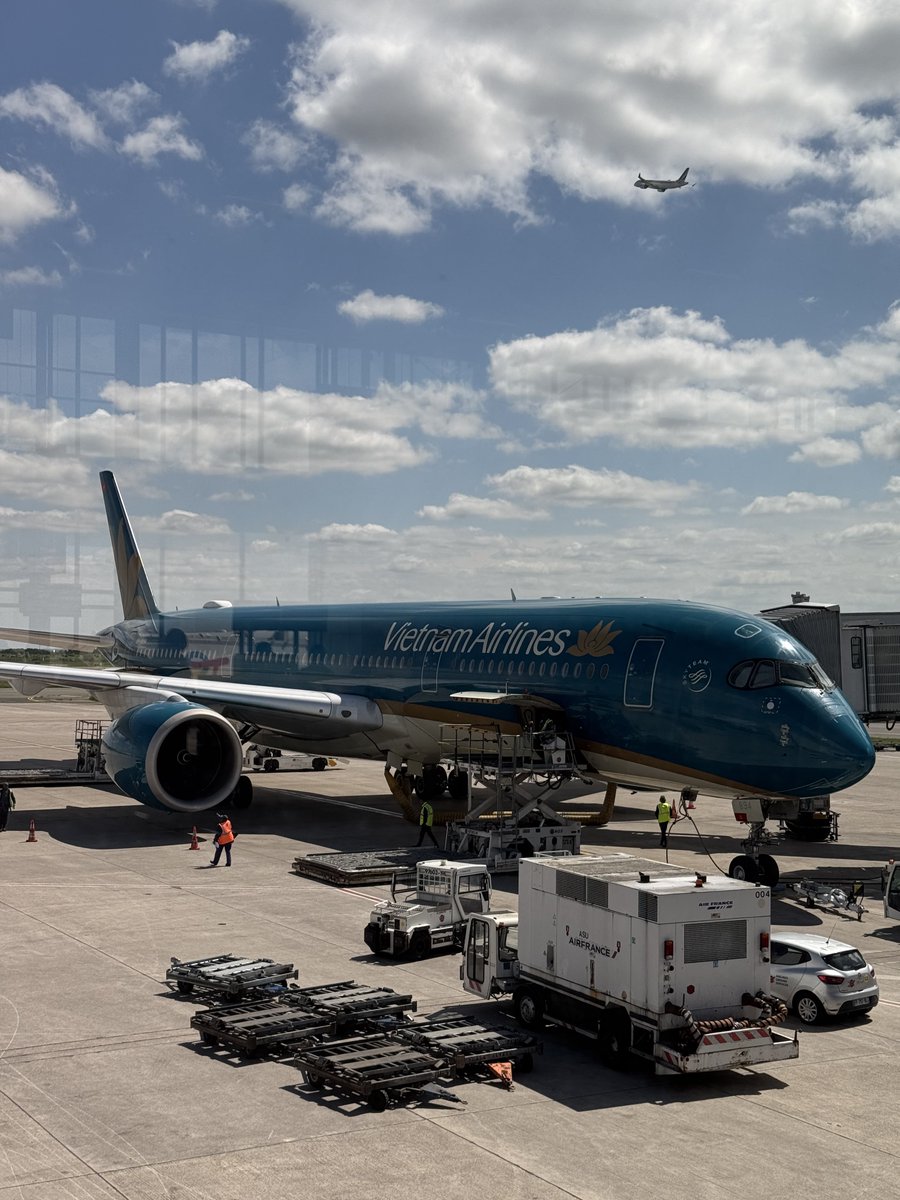 中東経由以外でヨーロッパへ行く主観。
（トルコ経由は省きます）

【韓国経由】
・大韓航空
日韓線が混んでるので割りかし高い印象。

・アシアナ航空
ソウル1泊とか組めば10万円台で出てくる。

・テーウェイ
パリ線などは穴場なLCC。
10万円台なら他キャリアの方がいいかな。

・ソウル発券