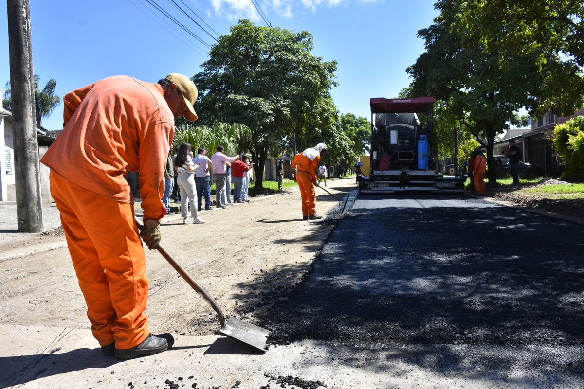 alejarod72's tweet photo. Lomas de Tafí cada día más lindo.  
 Junto a mi equipo, estuve supervisando el operativo integral en el sector 9 donde realizamos poda de árboles, limpieza, mantenimiento del alumbrado público y donde iniciamos hace semanas la pavimentación de la calle Suter. https://t.co/2wcnQYE9yH