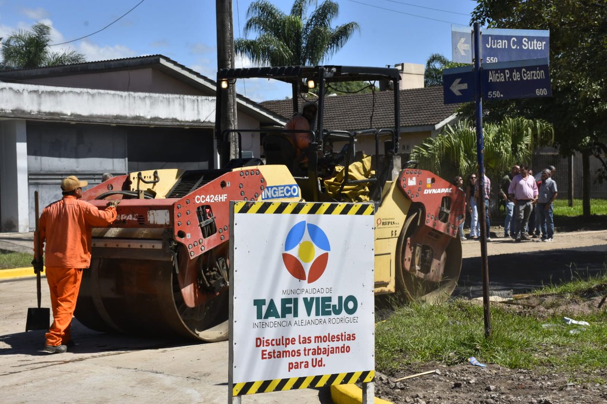 alejarod72's tweet photo. Lomas de Tafí cada día más lindo.  
 Junto a mi equipo, estuve supervisando el operativo integral en el sector 9 donde realizamos poda de árboles, limpieza, mantenimiento del alumbrado público y donde iniciamos hace semanas la pavimentación de la calle Suter. https://t.co/2wcnQYE9yH