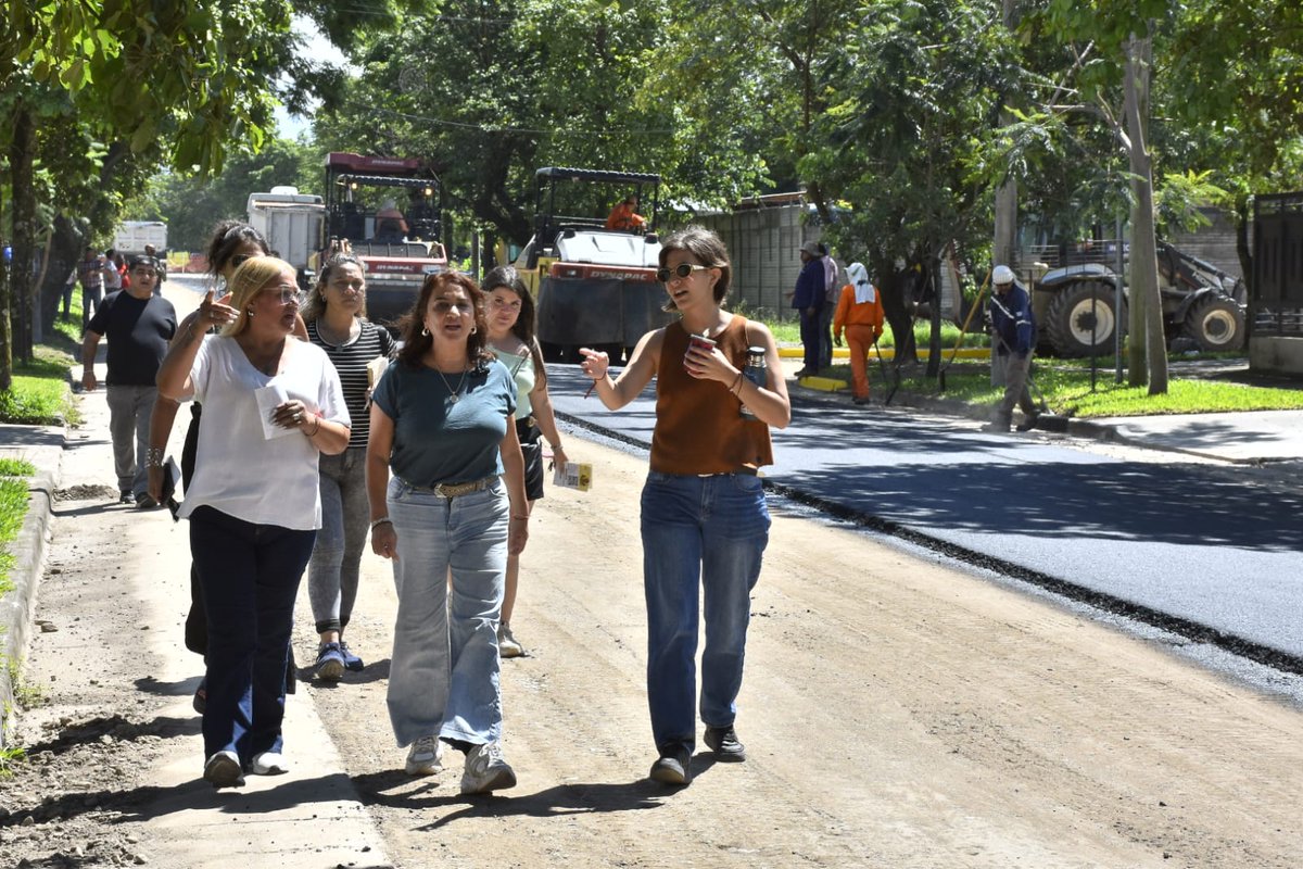 alejarod72's tweet photo. Lomas de Tafí cada día más lindo.  
 Junto a mi equipo, estuve supervisando el operativo integral en el sector 9 donde realizamos poda de árboles, limpieza, mantenimiento del alumbrado público y donde iniciamos hace semanas la pavimentación de la calle Suter. https://t.co/2wcnQYE9yH